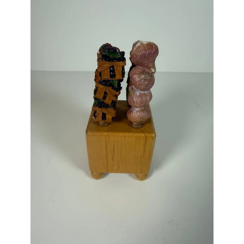 Harry & David Fruit Crate and Onion 4 Cheese Spreaders and Mini Butcher Block